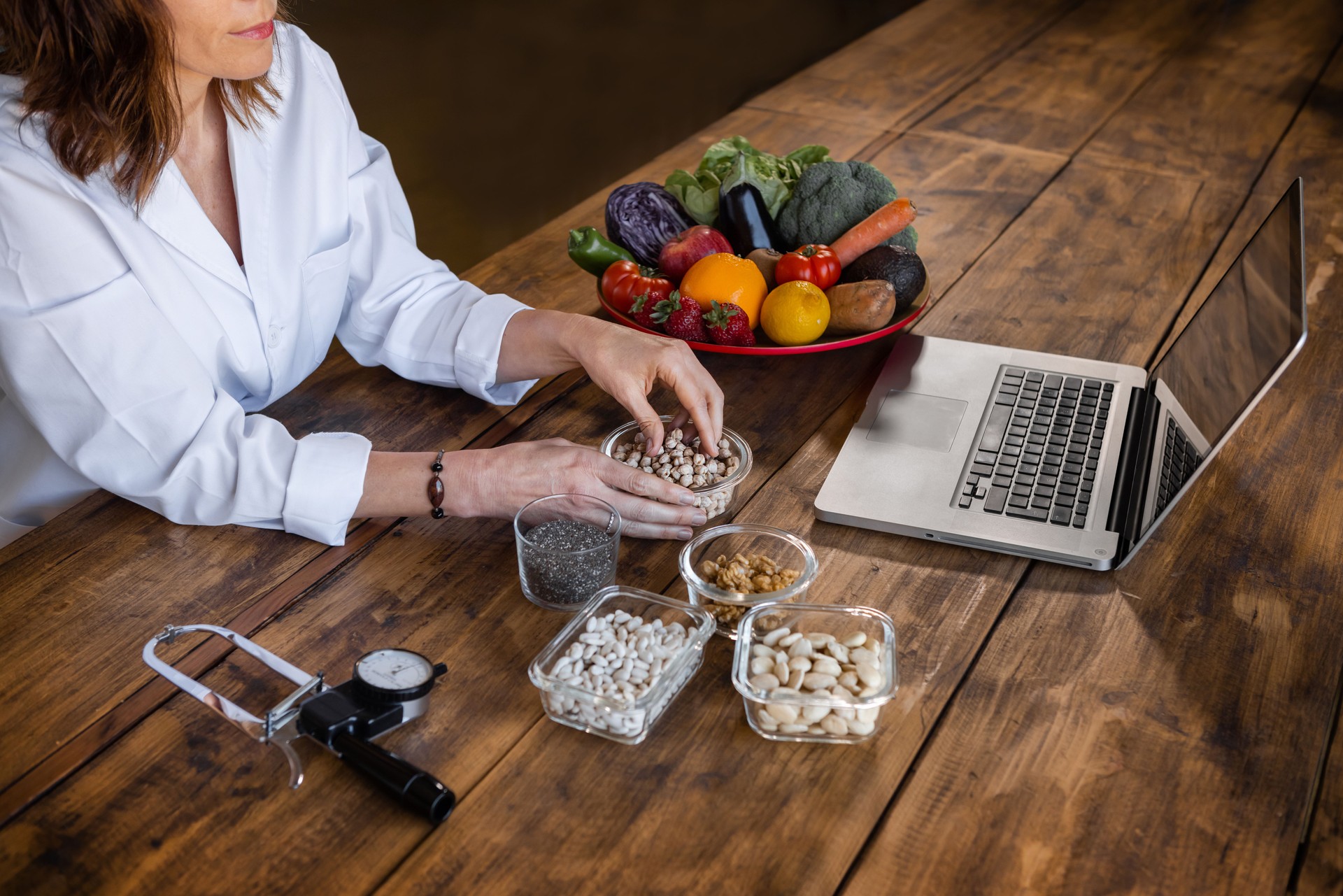 Diététiste travaillant sur un régime alimentaire